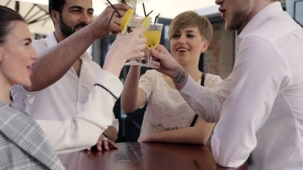 Jóvenes bebiendo cócteles en City Street Café — Vídeo de stock