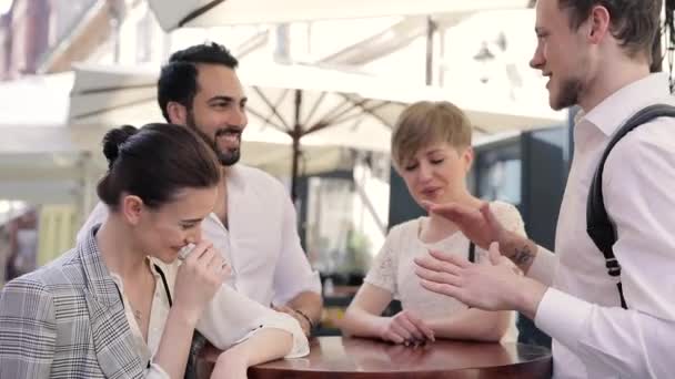 Personer Cafe Glada Vänner Att Roligt Kommunicera Vid Bord Gatan — Stockvideo