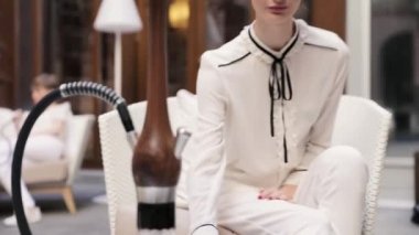 Meyve nargile. Atractive kadın sigara Shisha adlı Bar