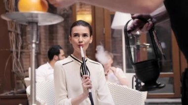 Nargile Bar. Adam ellerini meyve Shisha kadın için hazırlanıyor