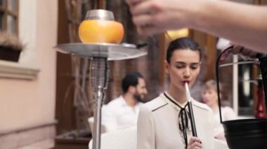 Nargile Bar. Adam ellerini meyve Shisha kadın için hazırlanıyor