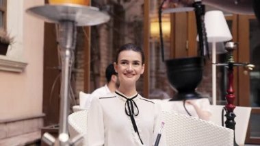 Nargile Bar. Adam ellerini meyve Shisha kadın için hazırlanıyor