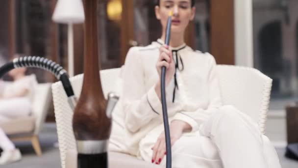 Shisha Bar. Vacker kvinna röka vattenpipa på restaurang Lounge — Stockvideo