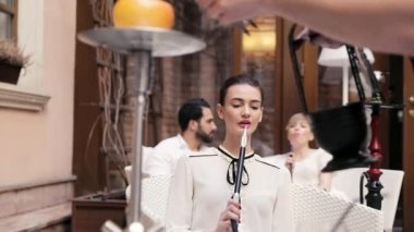 Nargile Bar. Adam ellerini meyve Shisha kadın için hazırlanıyor