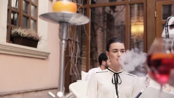 Shisha Bar. Donna sorridente che fuma narghilè al ristorante Lounge — Video Stock