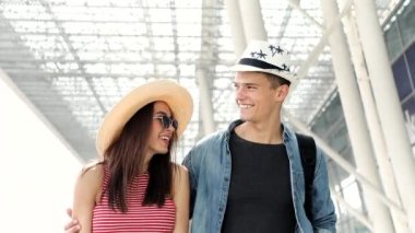 Seyahat. Genç çift yakınındaki tatil seyahat