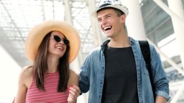 Yaz seyahat. Çift havaalanında tatil seyahat