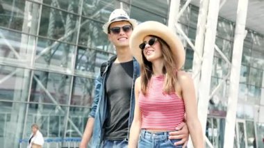 İki Havaalanı'nda. Mutlu genç insanların birlikte seyahat