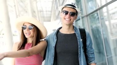 İnsanlar seyahat. Güzel çift seyahat için havaalanında gidiş