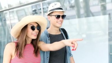 Yaz seyahat. Çift havaalanında tatil seyahat