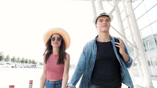 Voyage d'été. Couple voyageant à l'aéroport en vacances — Video