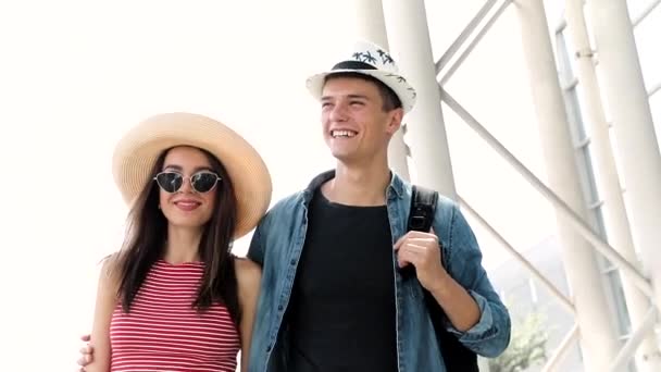 Путешествие. Молодая пара рядом с аэропортом, путешествующая в отпуске — стоковое видео