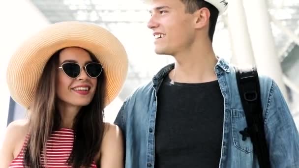 Voyage. Jeune couple près de l'aéroport voyageant en vacances — Video