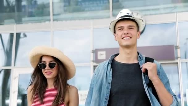 Urlaubsreisen. Glückliches Paar am Flughafen am Abflugterminal — Stockvideo