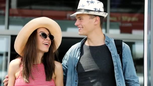 Couple voyageant à l'aéroport en vacances d'été — Video