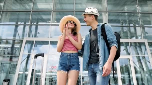 Reisen. glückliches Paar umarmt, am Flughafen unterwegs — Stockvideo