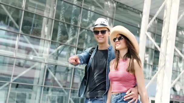 Paar op de luchthaven. Gelukkige jonge mensen samen reizen — Stockvideo