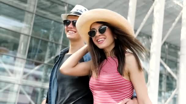 Pareja en el aeropuerto. Jóvenes felices viajando juntos — Vídeo de stock