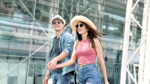 Casal no aeroporto. Jovens felizes viajando juntos — Vídeo de Stock