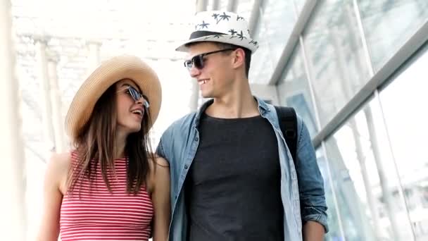 Menschen auf Reisen. Schönes Paar auf Reisen im Flughafen — Stockvideo