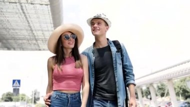 Yaz seyahat. Çift havaalanında tatil seyahat