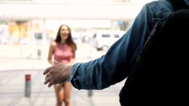 Uzun zaman, çalışan, havaalanında sarılma sonra çift Toplantı