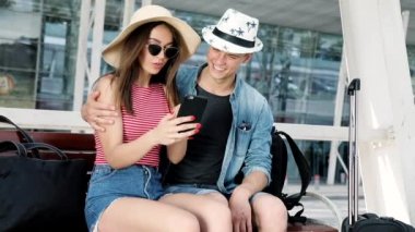 Seyahat. Çift telefonu kullanarak ve oturma Airport Terminal yakınındaki