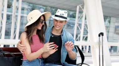 Seyahat. Çift telefonu kullanarak ve oturma Airport Terminal yakınındaki