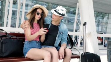 Seyahat. Bir çift telefon kullanarak taşıma yakınındaki bekliyor