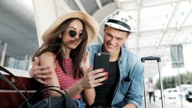 Seyahat. Bir çift telefon kullanarak taşıma yakınındaki bekliyor