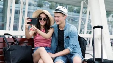 Bir çift seyahat telefon yakınındaki fotoğraf yapma