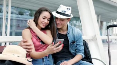 Seyahat. Bir çift telefon kullanarak taşıma yakınındaki bekliyor