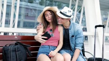 Bir çift seyahat telefon yakınındaki fotoğraf yapma