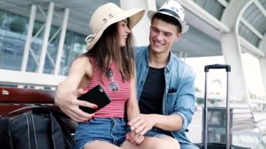 Bir çift seyahat telefon yakınındaki fotoğraf yapma