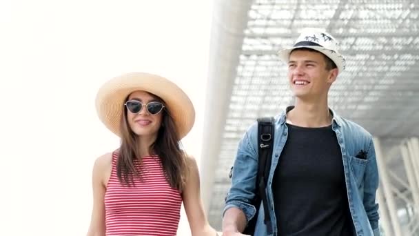 Gente viajando. Hermosa pareja va en el aeropuerto para viajar — Vídeo de stock