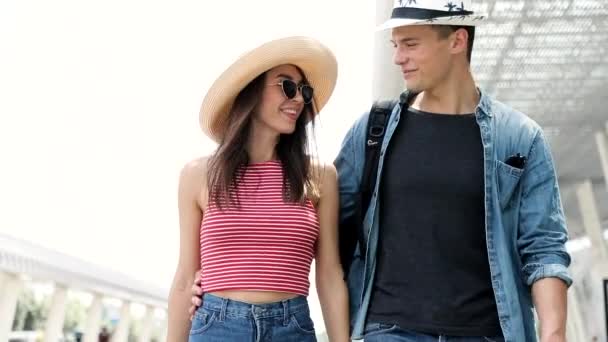 Sommerreisen. Ehepaar auf Urlaubsreise am Flughafen — Stockvideo