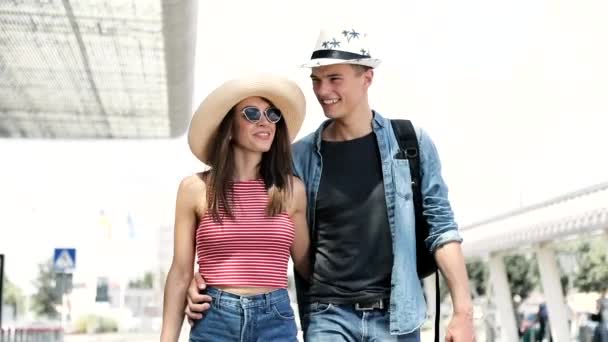 夏天旅行。夫妇在机场旅行在假期 — 图库视频影像