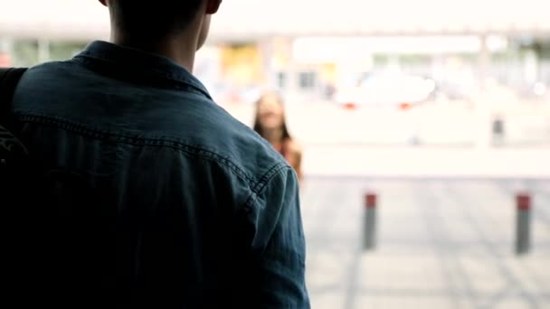 Riunione di coppia dopo molto tempo, Correre, Abbracciare in aeroporto — Video Stock