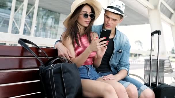 Viajar Casal Usando Telefone Esperando Transporte Perto Aeroporto Pessoas Com — Vídeo de Stock