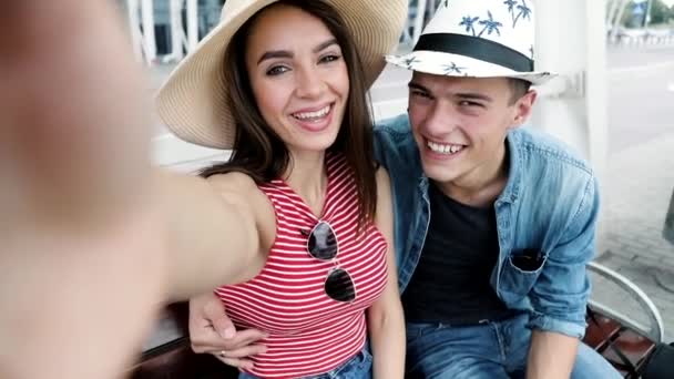 Selfie. Casal feliz fazendo foto, olhando para a câmera — Vídeo de Stock