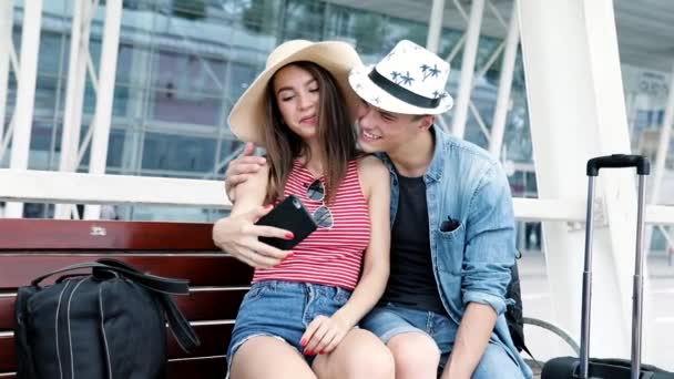 Pareja viajando, haciendo fotos en el teléfono cerca del aeropuerto — Vídeos de Stock