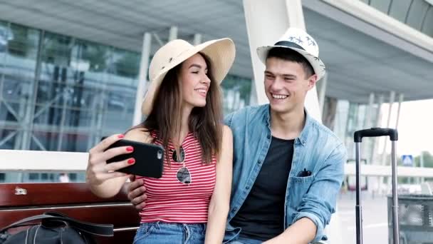 Pareja viajando, haciendo fotos en el teléfono cerca del aeropuerto — Vídeos de Stock