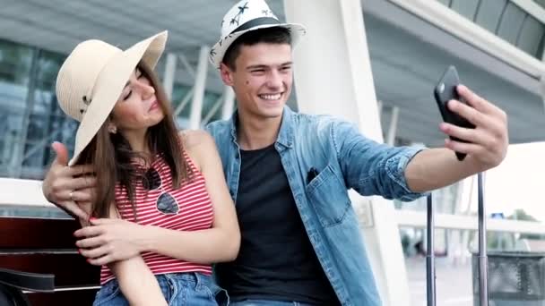 Paar reizen, het maken van foto op telefoon in de buurt van luchthaven — Stockvideo