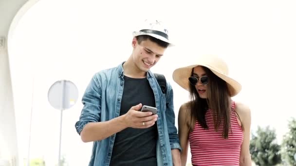 Casal usando telefone celular, viajando em férias de verão — Vídeo de Stock