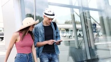 İki uçuş için geç. Seyahat, havalimanında çalışan insanlar