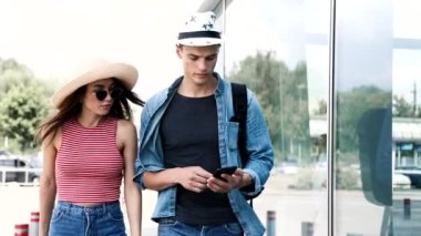 İki uçuş için geç. Seyahat, havalimanında çalışan insanlar