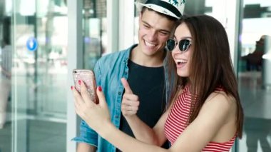 Görüntülü görüşme. Telefon arama arkadaş, seyahat kullanarak çift