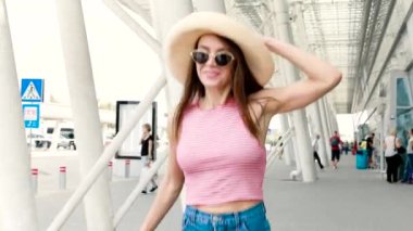 Havaalanı'nda Toplantı. Kadın, ona geziden toplantı sarılma adam 