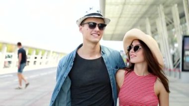 Yaz seyahat. Çift havaalanında tatil seyahat