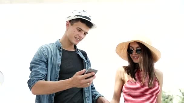 Coppia che utilizza il telefono cellulare, viaggiando in vacanza estiva — Video Stock